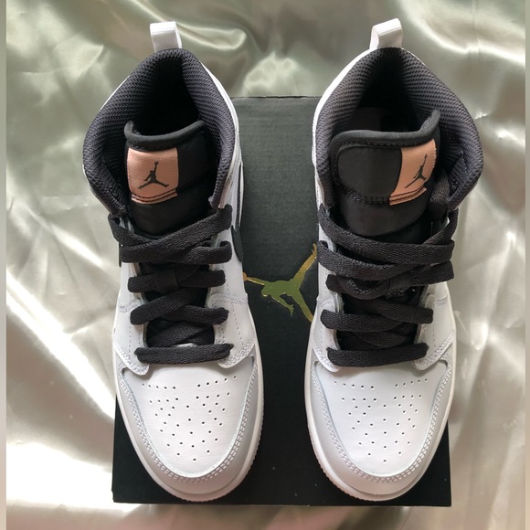 New Jordan 1 Mid (PS) White/Arctic Orange/Anthracite - Picture 3 of 9